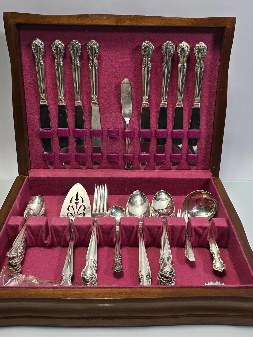 Vintage 1847 Rogers Bros IS Silverplate Flatware Set Tarnish Chest 43 Pieces.